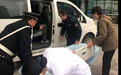 城管执法队员伸出援手 与社区志愿者一起谱写敦亲睦邻的友爱篇章