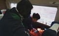 旅客在高铁昏倒 列车员乘客合力救治
