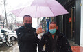 暖！老人雨中迷路 安徽砀山民警撑伞护送