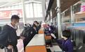 青海省西宁首架复学包机载124名师生飞往济南
