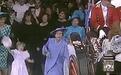 英国女王33年前罕见画面曝光：追着威廉跑，一把抓住小手