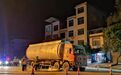柳州一中年妇女被卷入罐车轮下，当场身亡
