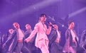 周笔畅抹胸装大秀马甲线 巡演成都站应援变京剧现场