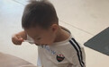 谢杏芳3岁儿子近照，上幼儿园乖巧大口吃饭，五官神情像极了林丹