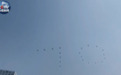国庆阅兵演练飞机喷“彩虹” 北京天空被飞机刷屏