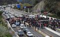 加泰独立支持者堵塞公路，西班牙到法国的高速断了