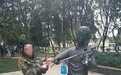 女子对聂耳铜像做不雅动作还拍视频 被行拘5日