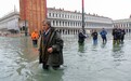 威尼斯宣布进入紧急状态：50多年罕见大潮，淹没85%街道