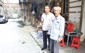 51岁民警徒手夺刀制服行凶男 业主点赞：为有这样的邻居自豪