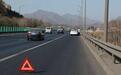 高速上车坏了，该请4s店拖车，还是请保险公司或者交警拖车？