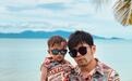 周杰伦和儿子穿亲子装海边度假，两人戴墨镜露同款严肃脸