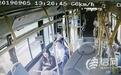 乘客公交车内突发癫痫 众人齐心救助