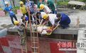 荆州一工地木板坍塌砸伤工人 消防员深坑内拉梯施救