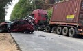钦州发生惨烈车祸！小车被大货车削顶两人不幸身亡