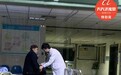寒冷雨夜，八旬老人独自走进医院，90后医生一系列举动…太暖心