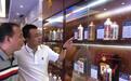 90后青岛小哥爱酒痴狂 跑遍全国寻觅老酒郎