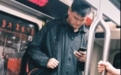 姚明坐地铁竟然头顶天花板，抬不起头太尴尬，只能假装低头玩手机