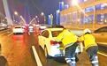 湖北暖新闻｜晚高峰车坏路中间咋办？热心众人合力雨中推车