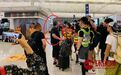 硬核老外在机场怼“废青”：香港台湾属于中国，世界公认