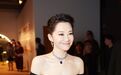 这气质绝了！许晴穿晚礼服身姿婀娜 低头整理裙摆高贵迷人