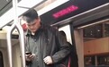 姚明乘地铁弯腿也无法正常抬头，网友：给他让个座吧看着心疼