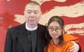 冯小刚罕见搂养女现身，15岁徐朵越来越像爸爸？