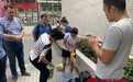 香港青年自发上街 清理暴徒谩骂的标语和涂鸦