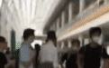 黑衣暴徒不顾法庭禁制令，再次闯入香港机场闹事