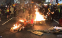 香港暴徒袭警、火攻、扔腐蚀性物质，警方再拘44人