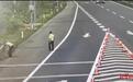 两辅警高速路边一个小动作很暖