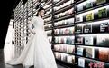 中国国际时装周：模特在“最美24小时书店”内走秀