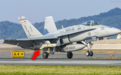 美军陆战队F/A-18战机在日本挂反舰导弹实弹飞行，意图很明显