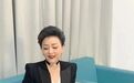 杨澜年过半百风韵犹存，穿黑衣黑裤大气优雅，S型曲线不输小姑娘