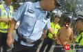 骑电动车不戴头盔被拦截，民警一查他还是网上逃犯
