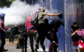 美国驻墨西哥大使馆遭投燃烧弹 抗议者焚毁美企机构