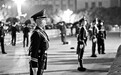 追访天安门执勤武警官兵：游客撑伞 哨兵为何频频后退？