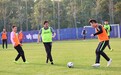 一图流：英姿飒爽，足协主席陈戌源与工作人员一起踢球
