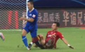 GIF：潘喜明身后铲倒臧一锋，后者受伤无法坚持下场