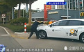 网约车挡在路口，佛山男子暴怒徒手掰断雨刮器