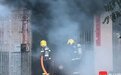 海口一自建民房着火，消防紧急架梯救人