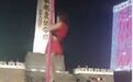 红衣女子在秋收起义广场跳钢管舞 官方回应