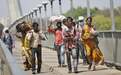 数百万印度农民工因疫情被迫返乡，已有20多人徒步死在路上