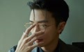 官鸿金丝眼镜斯文帅气 别样演绎多面魅力