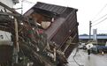 数十年不遇强降雨侵袭日本，被困灾民地上写大字求救