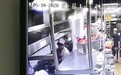 厨师向炒菜锅吐口水，苏福记涉事门店将被吊销经营许可证