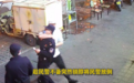 “你知道我爸是谁吗”！男子饭馆门口抱摔警察…结局来了