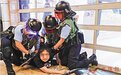 香港17岁少女袭警后潜逃失败，律师为其辩解再获保释