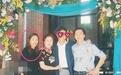 庾澄庆儿子毕业拍全家福，却被质疑婆媳关系差？