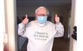 “想长命百岁”的巴菲特戴口罩晒自拍照，还给造它的中企打了个广告
