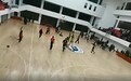 中国篮坛爆发大规模冲突！裁判吹黑哨被全场追着打，跑出球馆躲避